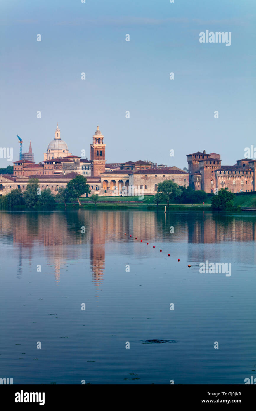Il Palazzo Ducale si riflette nel Lago Mincio, Mantova (Mantova), Lombardia, Italia Foto Stock