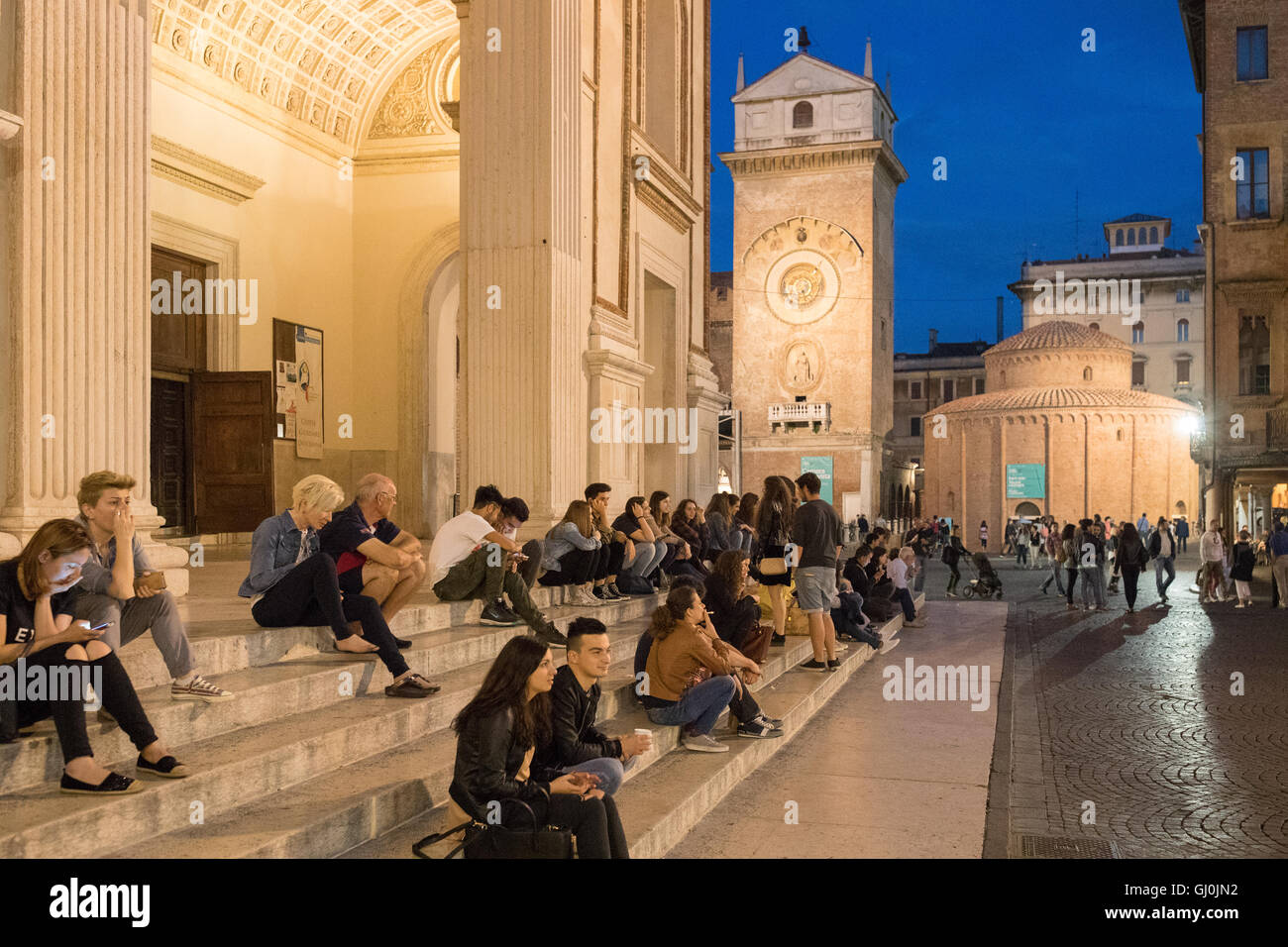 Piazza Andrea Mantegna a Mantova (Mantova) di notte, Lombardia. Italia Foto Stock