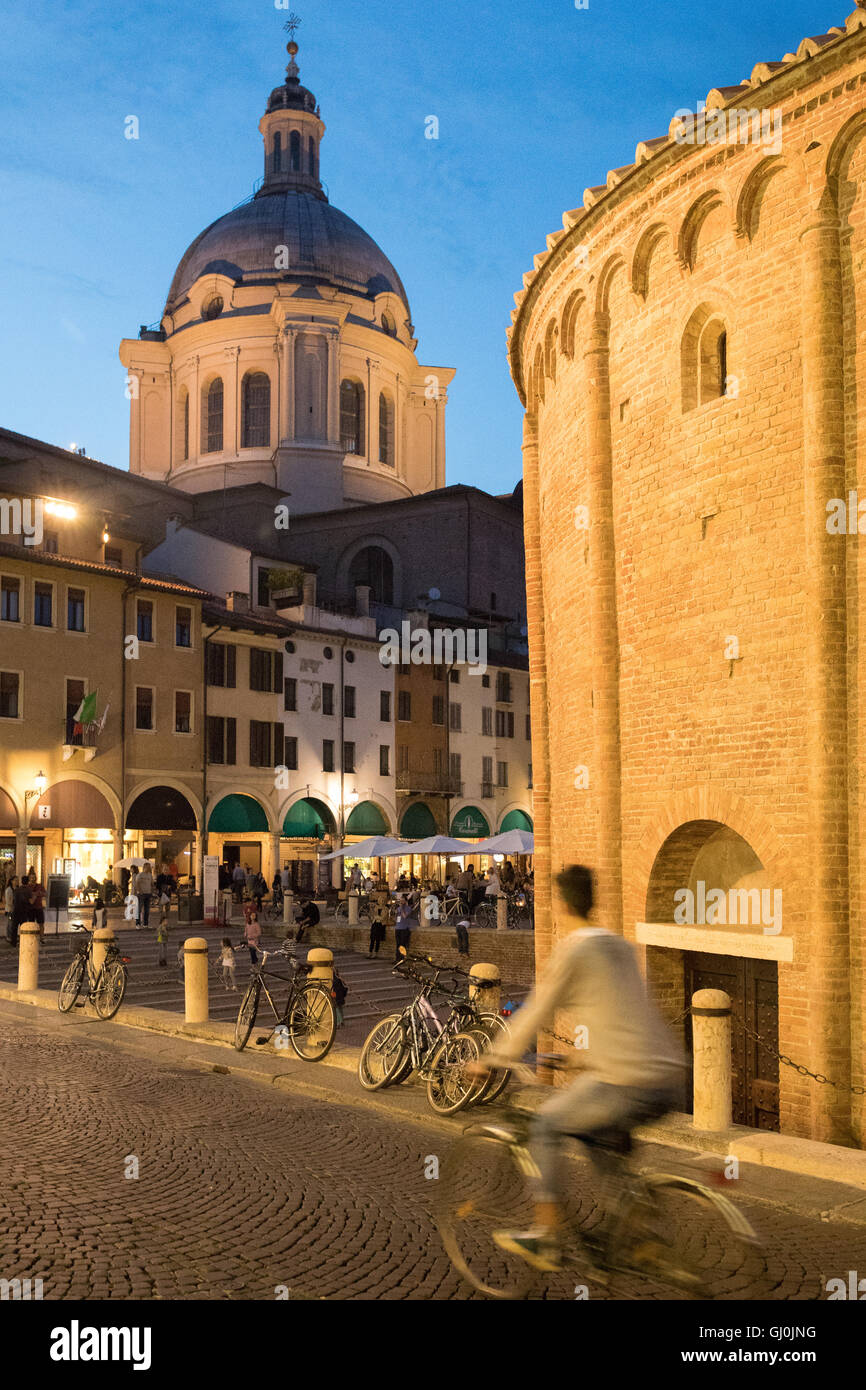 Ciclista in Piazza delle Erbe, la Rotonda di San Lorenzo e Basilica di Andrea Mantegna a Mantova (Mantova) di notte, Lombardia. Italia Foto Stock