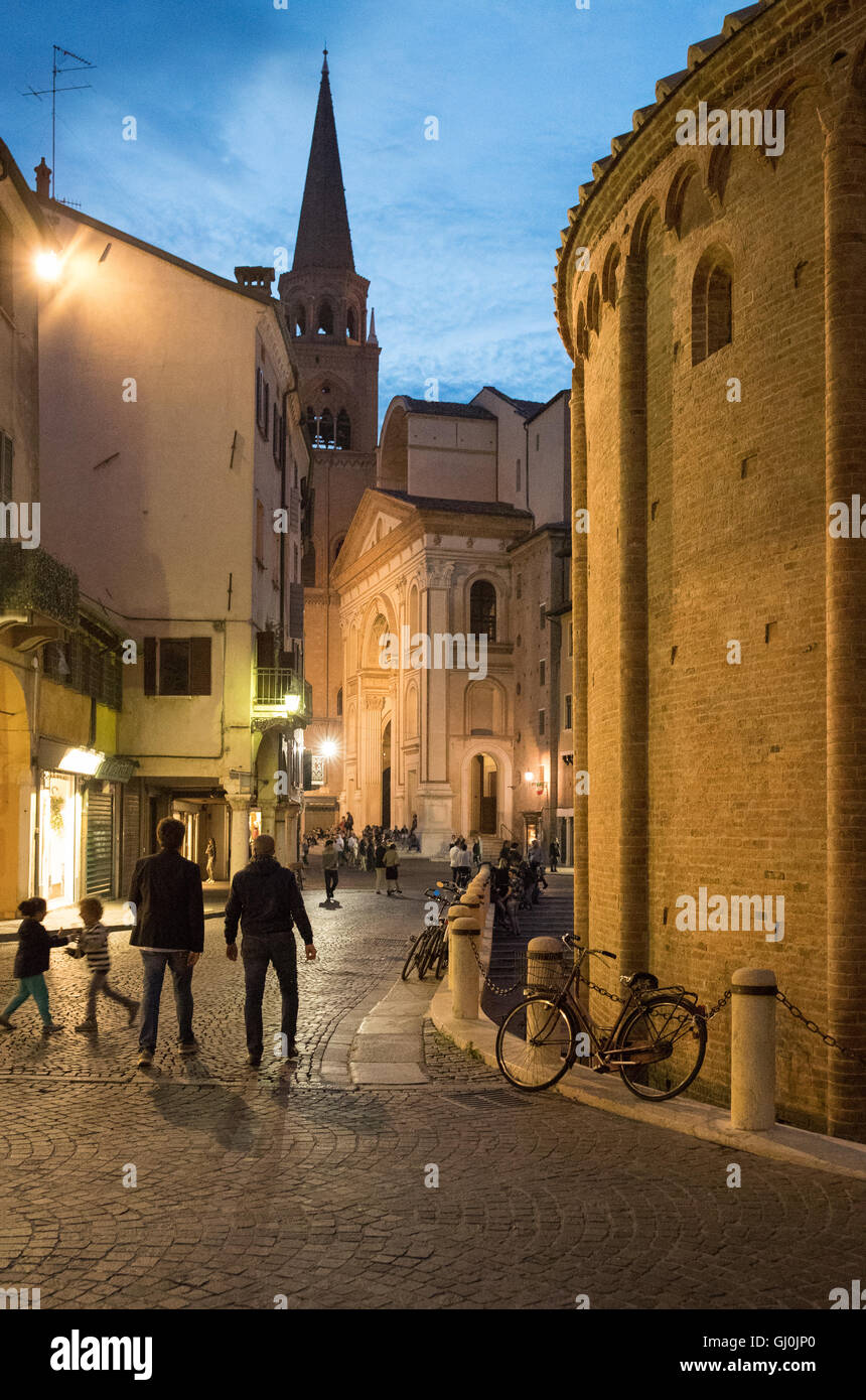 Piazza delle Erbe, la Rotonda di San Lorenzo e Basilica di Andrea Mantegna a Mantova (Mantova) di notte, Lombardia. Italia Foto Stock