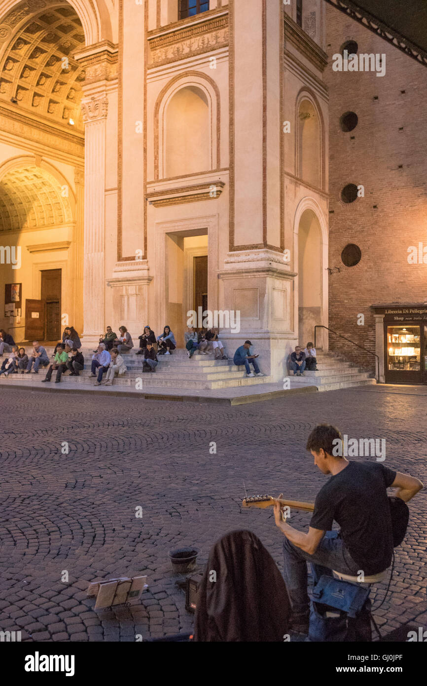 Piazza Andrea Mantegna a Mantova (Mantova) di notte, Lombardia. Italia Foto Stock