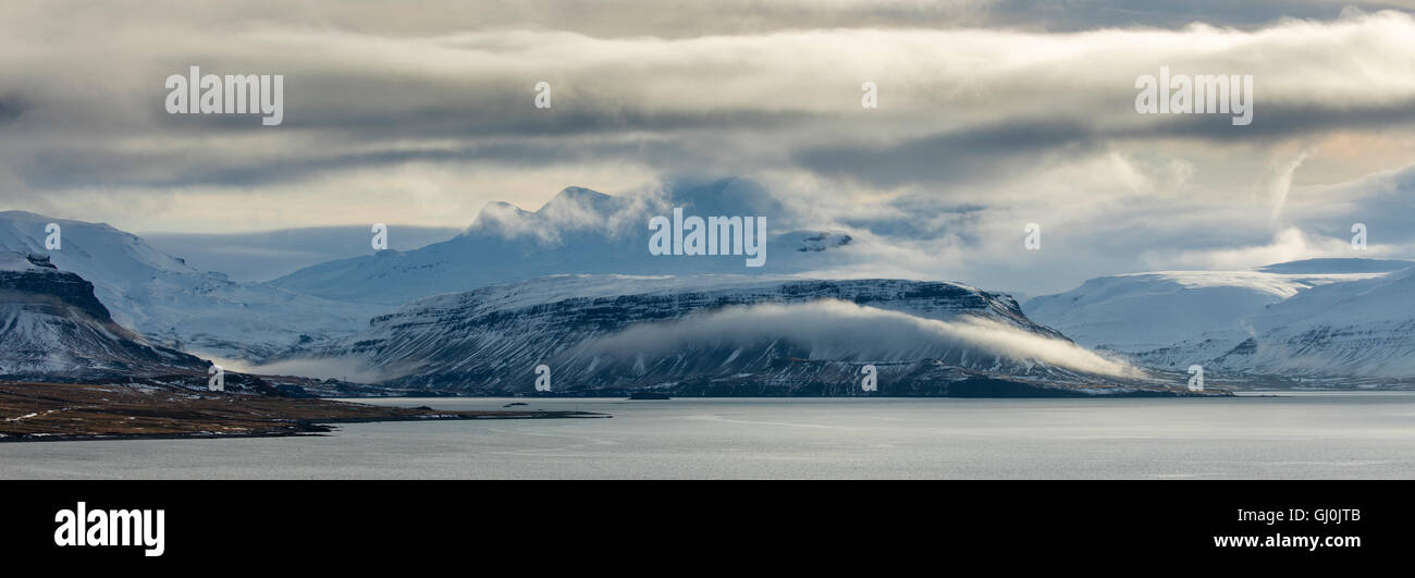 Panoramica di Moody Cloud a Hvalfjörður , western Islanda Foto Stock