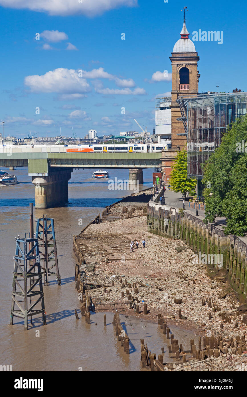 La bassa marea sul Tamigi sotto Cannon Street Station, visto dal London Bridge Foto Stock