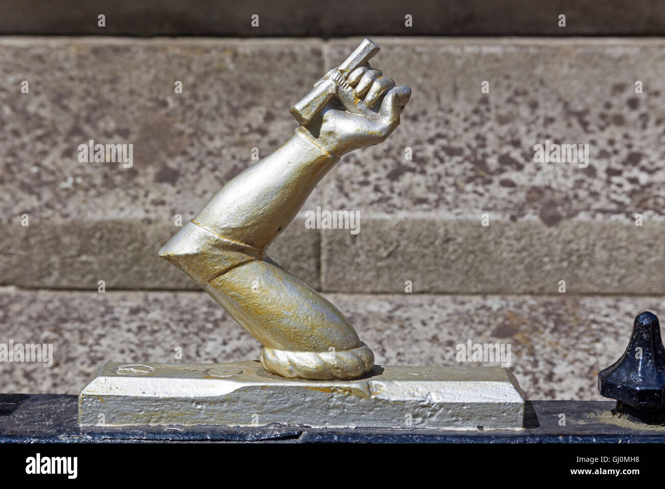 Città di Londra un araldico braccio di bronzo su una ringhiera nel sagrato della chiesa di St Botolph-senza-Bishopsgate Foto Stock