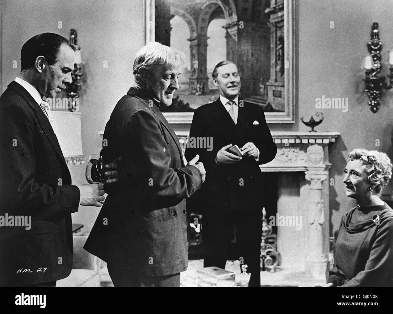 DES PUDELS KERN- Ein Maler kauziger steht im Mittelpunkt dieser Komödie voller skurriler und tragikomischer Episoden. Hauptdarsteller Alec Guinness gibt eine gekonnte Mischung aus Trotteligkeit und Gerissenheit, Genialität und schäbiger Gaunerei zum Besten. Szene mit v.l.n.r.: ARTHUR MCRAE, Alec Guinness - Gulley Jimson, ROBERT COOTE - Sir Willam Beeder, VERONICA TURLEIGH - Lady Beeder Regie: Ronald Neame aka. La Bocca del Cavallo Foto Stock