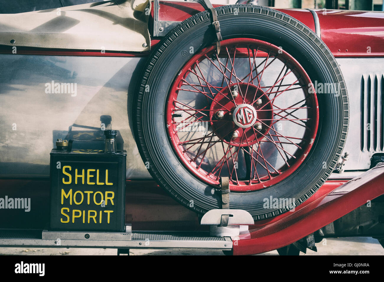 1929 MG auto ruota di scorta e olio può a Bicester Heritage Centre. Oxfordshire, Inghilterra. Vintage filtro applicato Foto Stock
