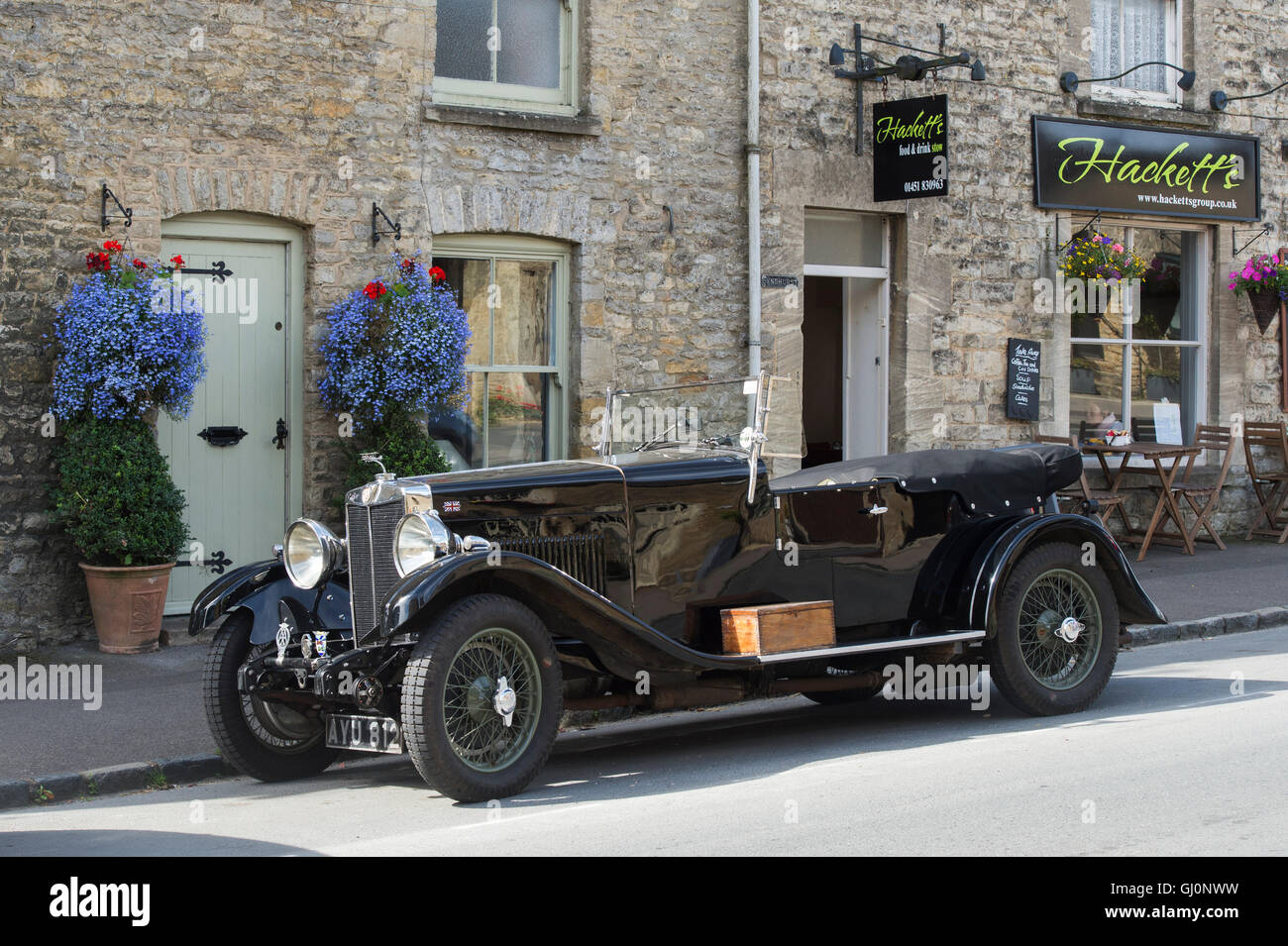 1934 MG auto parcheggiate in Stow on the Wold, Cotswolds, Gloucestershire, Inghilterra Foto Stock