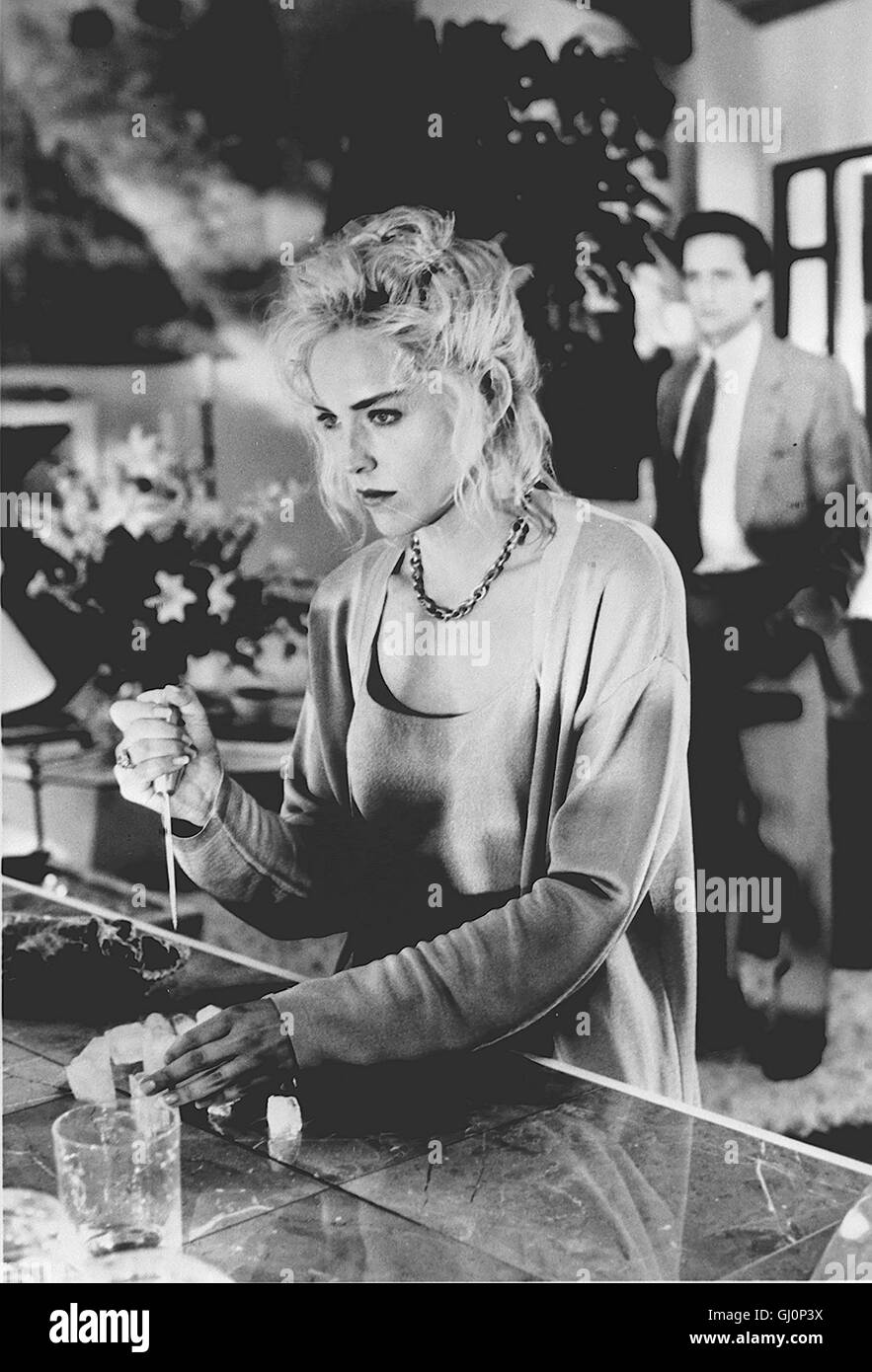 Istinto di base- Die Ermittlungen in einem Mordfall führen Detective Nick Curan (Michael Douglas) zu der aufreizenden Schriftstellerin Catherine Tramell (sharon stone) - die Tat passierte genau così, Catherine wie sie in einem Buch beschrieben hatte. Obwohl Sie die Hauptverdächtige ist, beginnt Nick mit ihr eine heiße Liebesaffäre ... Regie: Paul Verhoeven aka. Istinto di base Foto Stock