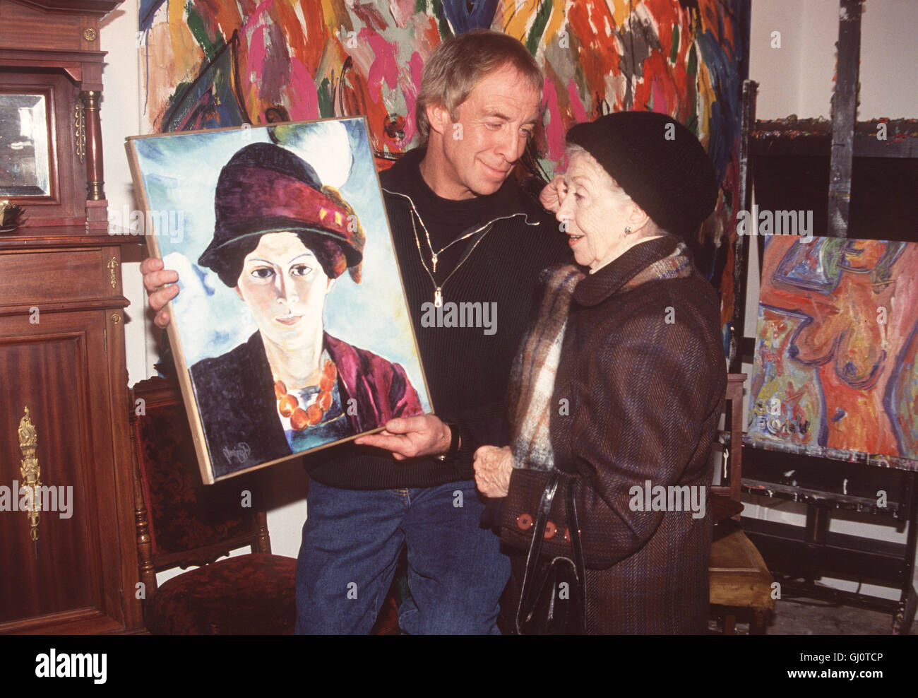 GLÜCK AUF KREDIT- Bild: Geschäftsfrau Krapp Ida (INGE MEYSEL) und Erpenbach (ULRICH PLEITGEN). Regie: Marcus Scholz Foto Stock