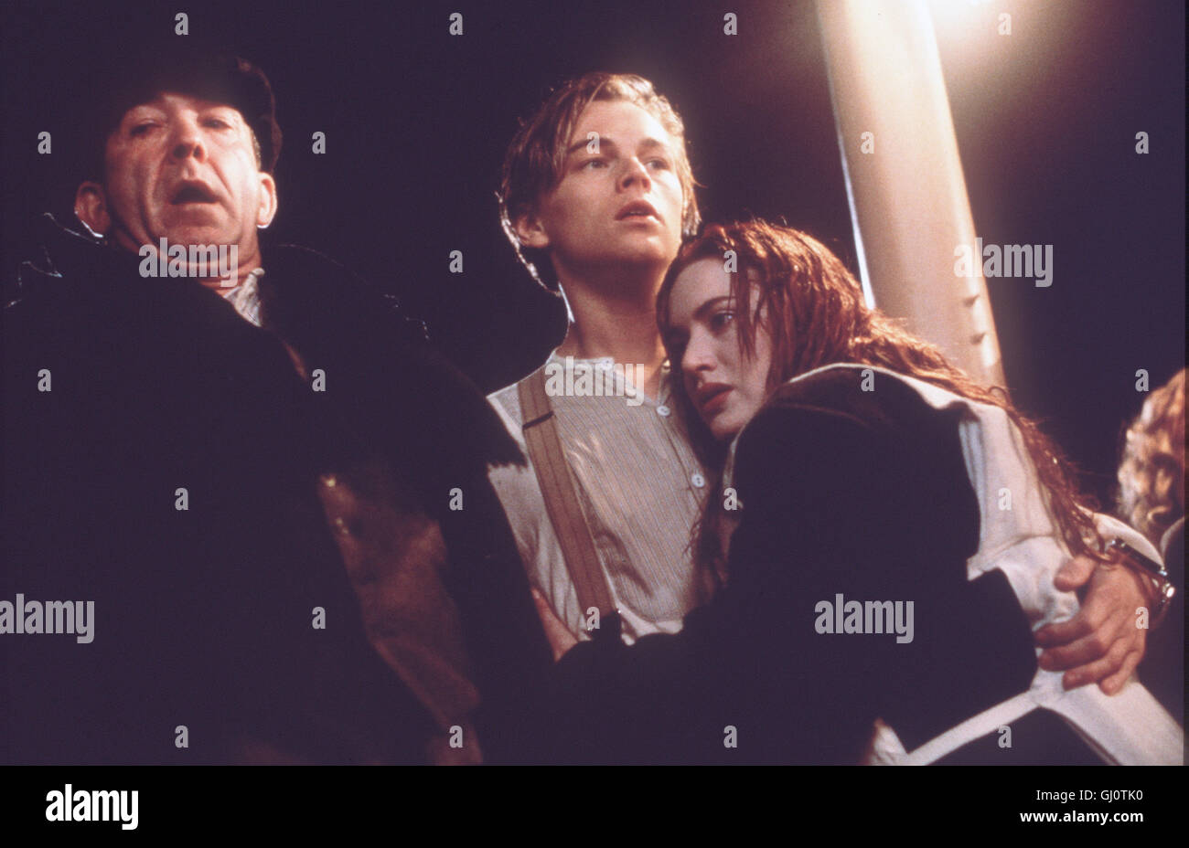 TITANIC- Szene: durch den Zusammenstoß Mit einem Eisberg beginnt die Titanic zu sinken. Rose (Kate Winslet) soll in eines der wenigen Rettungsboote steigen, doch sie verrà sich nicht von ihrem geliebten Jack (Leonardo Di Caprio) trennen. Regie: James Cameron aka. Titanic Foto Stock