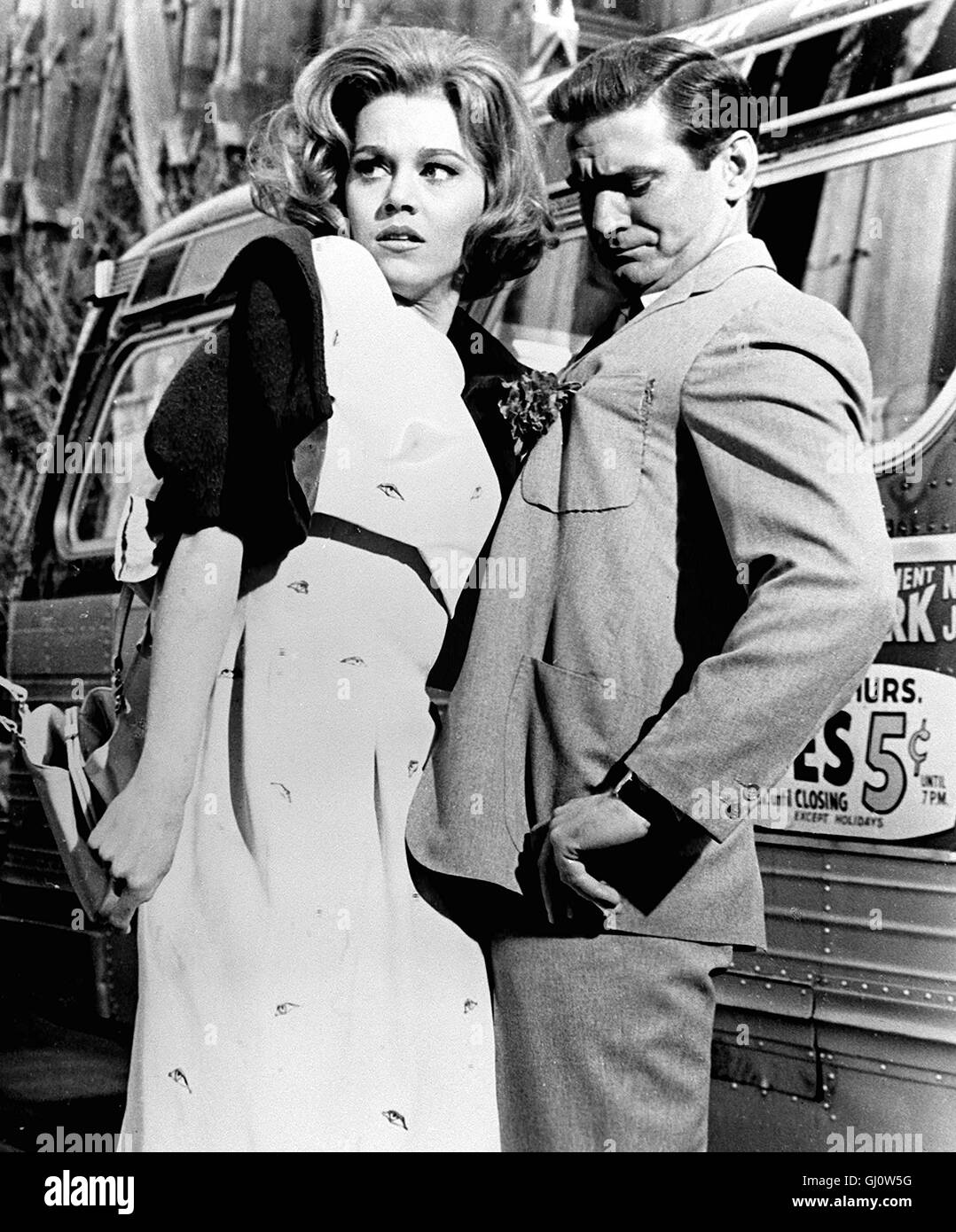 SONNTAG IN NEW YORK- sa06.01.- Ein Mädchen aus der Provinz wird im Verlauf eines Sonntags von der 'rückständigen' Auffassung bekehrt, es sei ehrsam, als Jungfrau in die Ehe zu gehen ... JANE FONDA - Eileen Tyler Rod Taylor - Mike Mitchell Regie: Peter Tewksbury aka. Domenica a New York Foto Stock