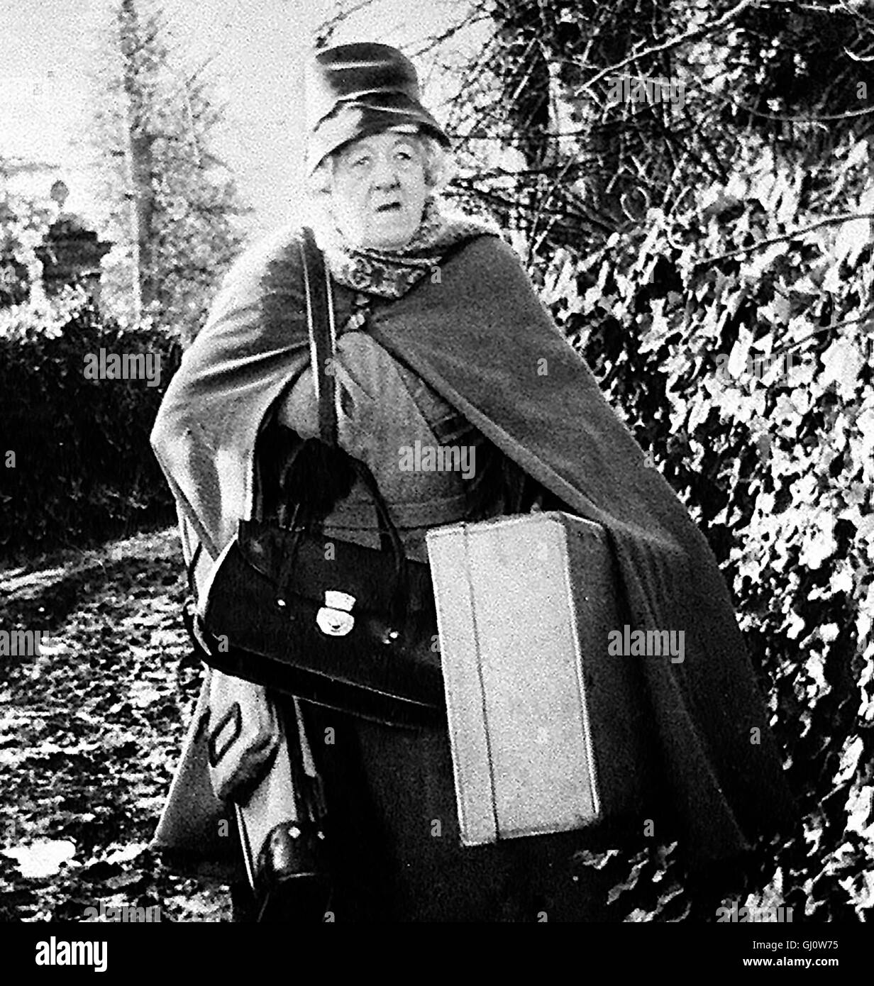 DER WACHSBLUMENSTRAUSS Der Wachsblumenstrauß omicidio al galoppo GB1963 - George Pollock Miss Marple (MARGARET RUTHERFORD) sammelt Spenden für eine organizzazione zur Betreuung bekehrter Verbrecher. Dabei macht Sie die Bekanntschaft eines Vermögenden Einzelgängers und Sonderlings, der plötzlich verstirbt. Miss Marple schöpft Verdacht und stellt dem Mörder eine falle, um ihn zu überführen und circuizione gerechten Mitragliare zuzuführen. Doch auch sich selbst bringt sie dabei in Gefahr... Regie: George Pollock aka. Omicidio al galoppo Foto Stock