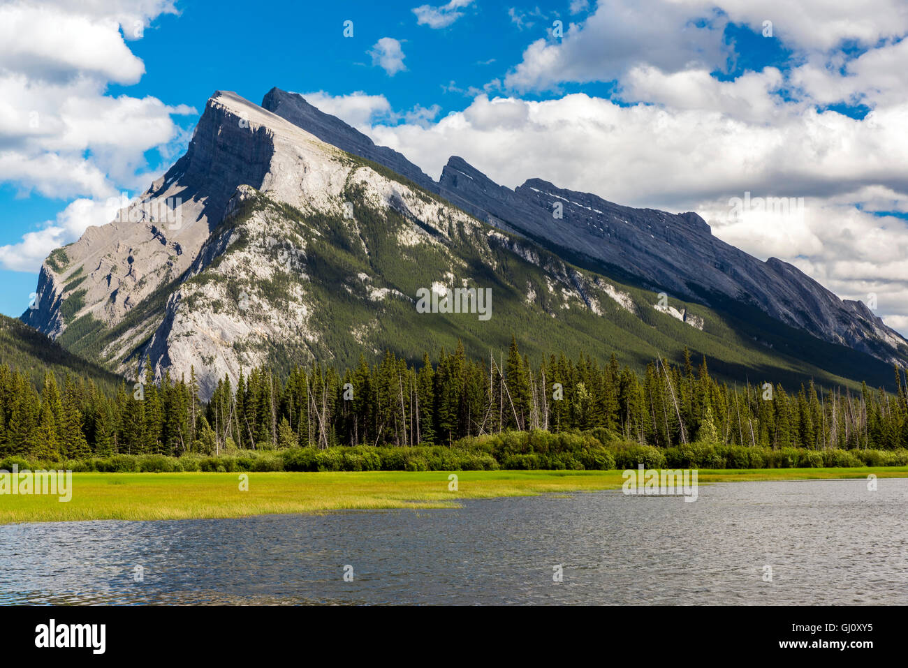 Mount Rundle e vermiglio laghi, il Parco Nazionale di Banff, Alberta, Canada Foto Stock