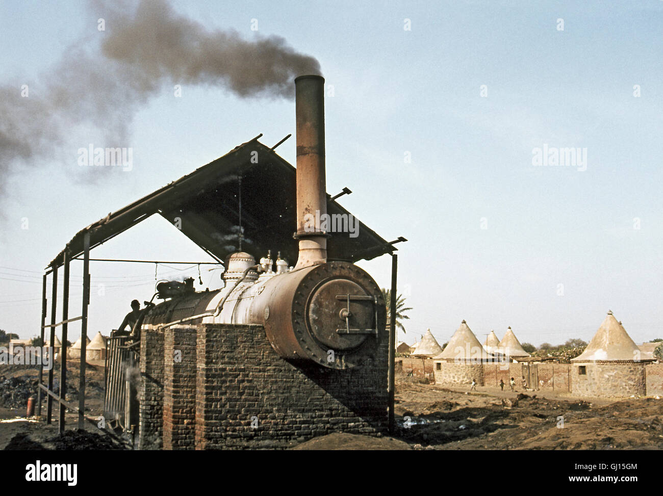 La lugubre atmosfera della caldaia stazionaria a Sennar lungo la giunzione con le case a cupola del Sudan i lavoratori ferroviari Foto Stock