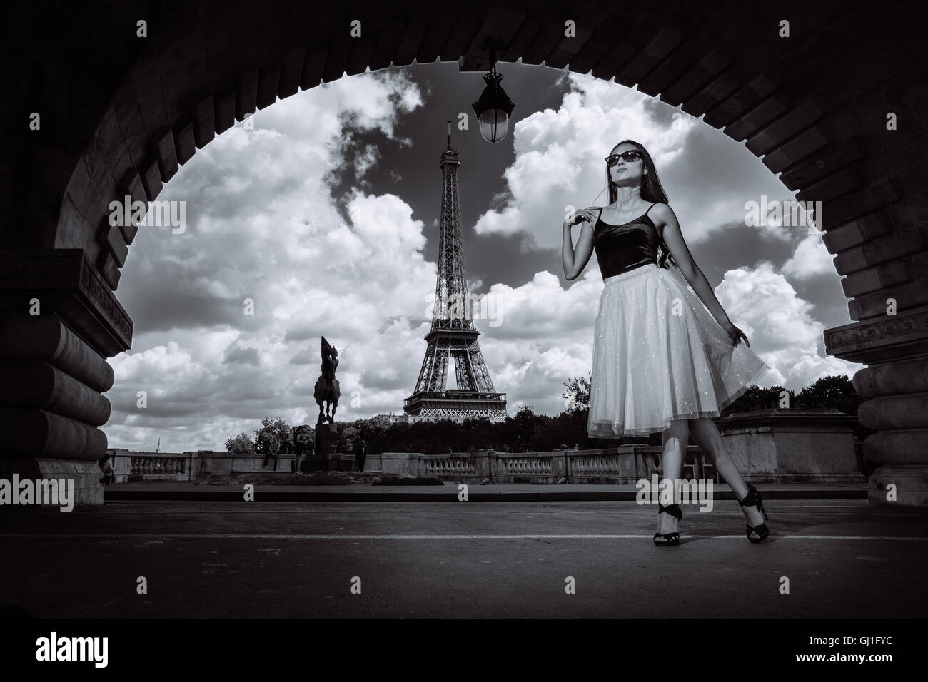 Moda di Parigi con la Torre Eiffel Foto stock - Alamy