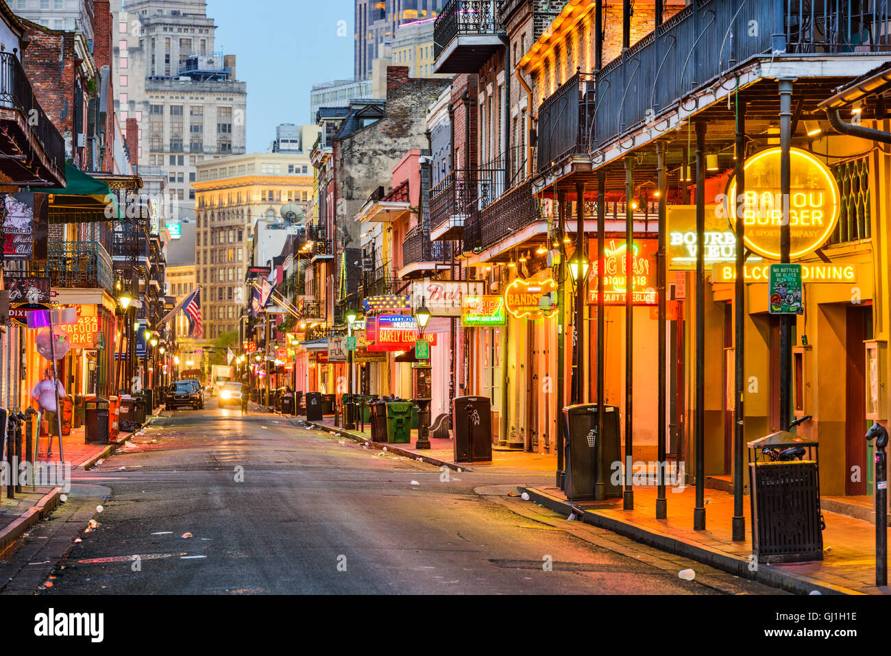 Bourbon Street nelle prime ore del mattino. La rinomata vita notturna di destinazione è nel cuore del quartiere francese. Foto Stock