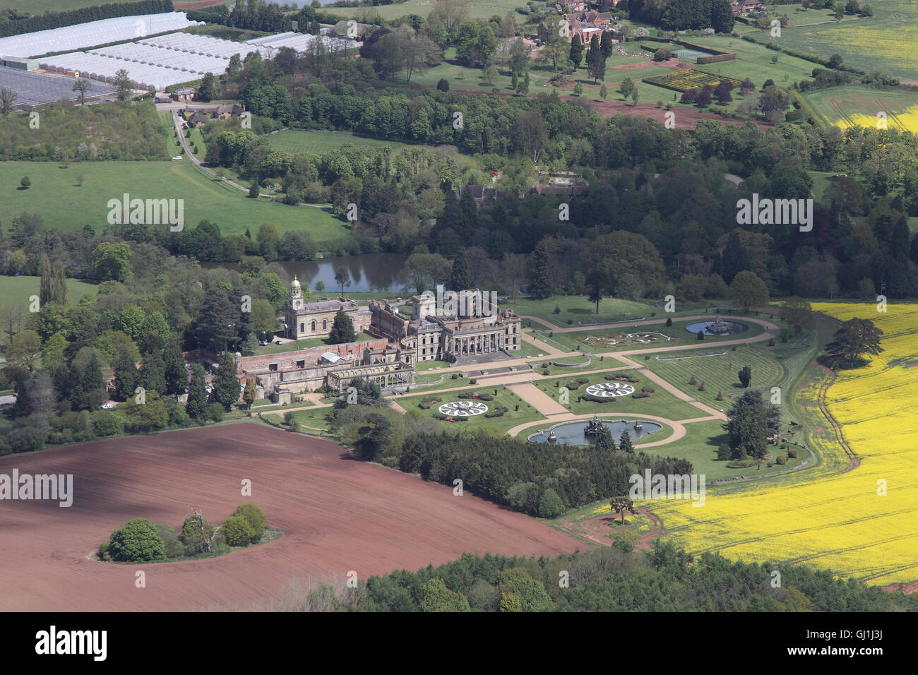 Vedute aeree del patrimonio Inglese Witley Court e giardini vicino grande Witley impostato tra il giallo dei campi di colza della campagna Worcesterhire Foto Stock