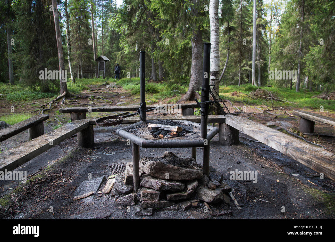 Rovaniemi, Finlandia, Luglio 31st, 2016: luogo di riposo in Lapponia foresta con un escursionista arrivando in background Foto Stock