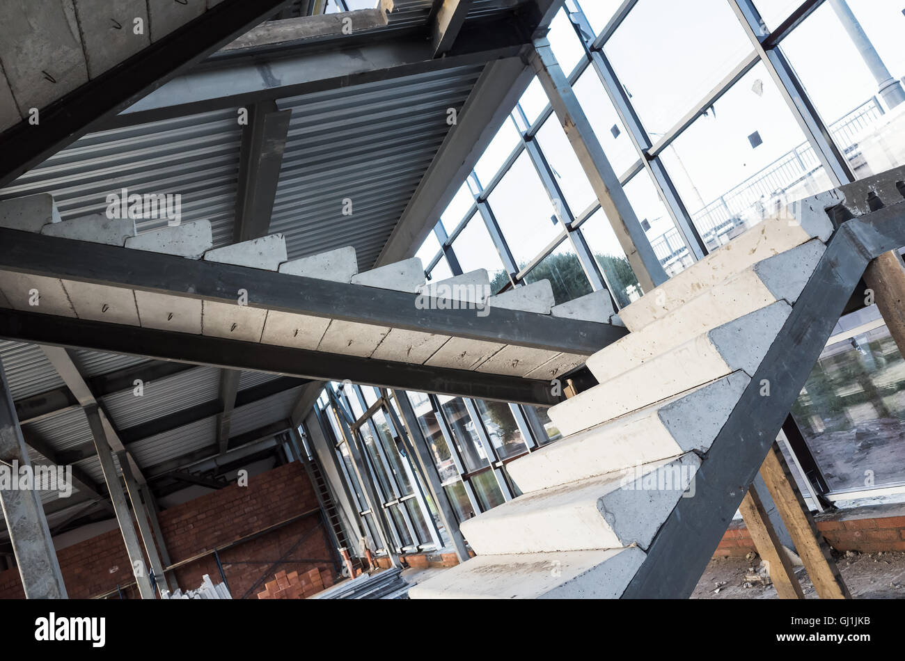 Generico edificio industriale è in costruzione. Frammento interno con incompiuta scalinata in cemento, foto con selective foc Foto Stock