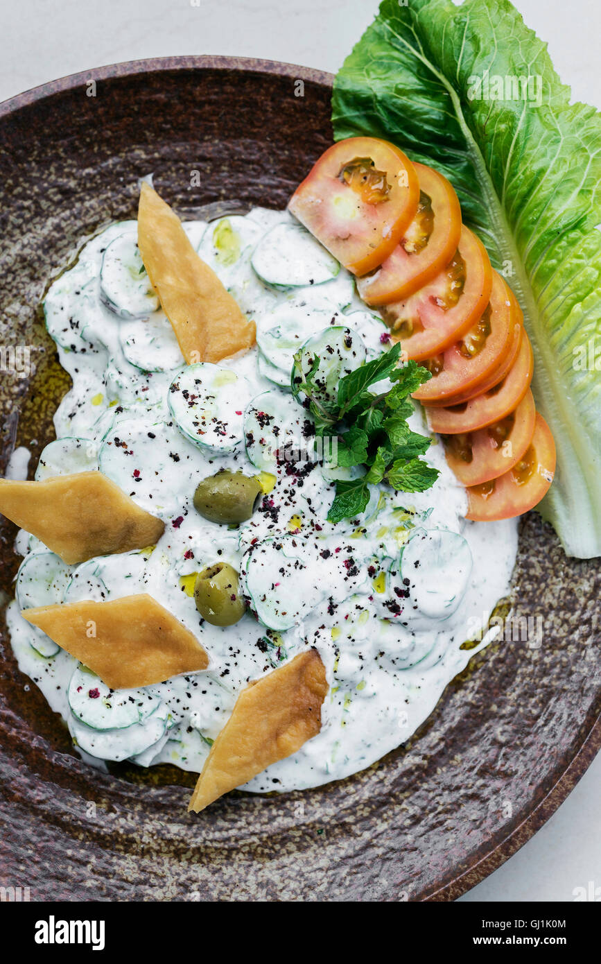 Labano lo yogurt fresco cetriolo medio orientale dip libanese snack alimentare il motorino di avviamento Foto Stock