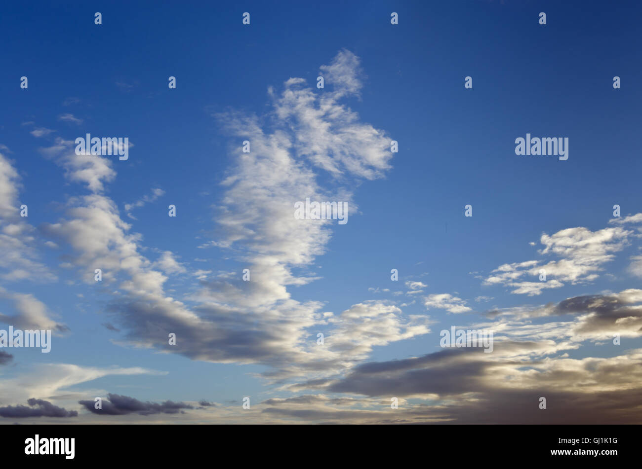 Chiaro cielo blu con nuvole bianche durante l alba di tempo e di spazio vuoto Foto Stock