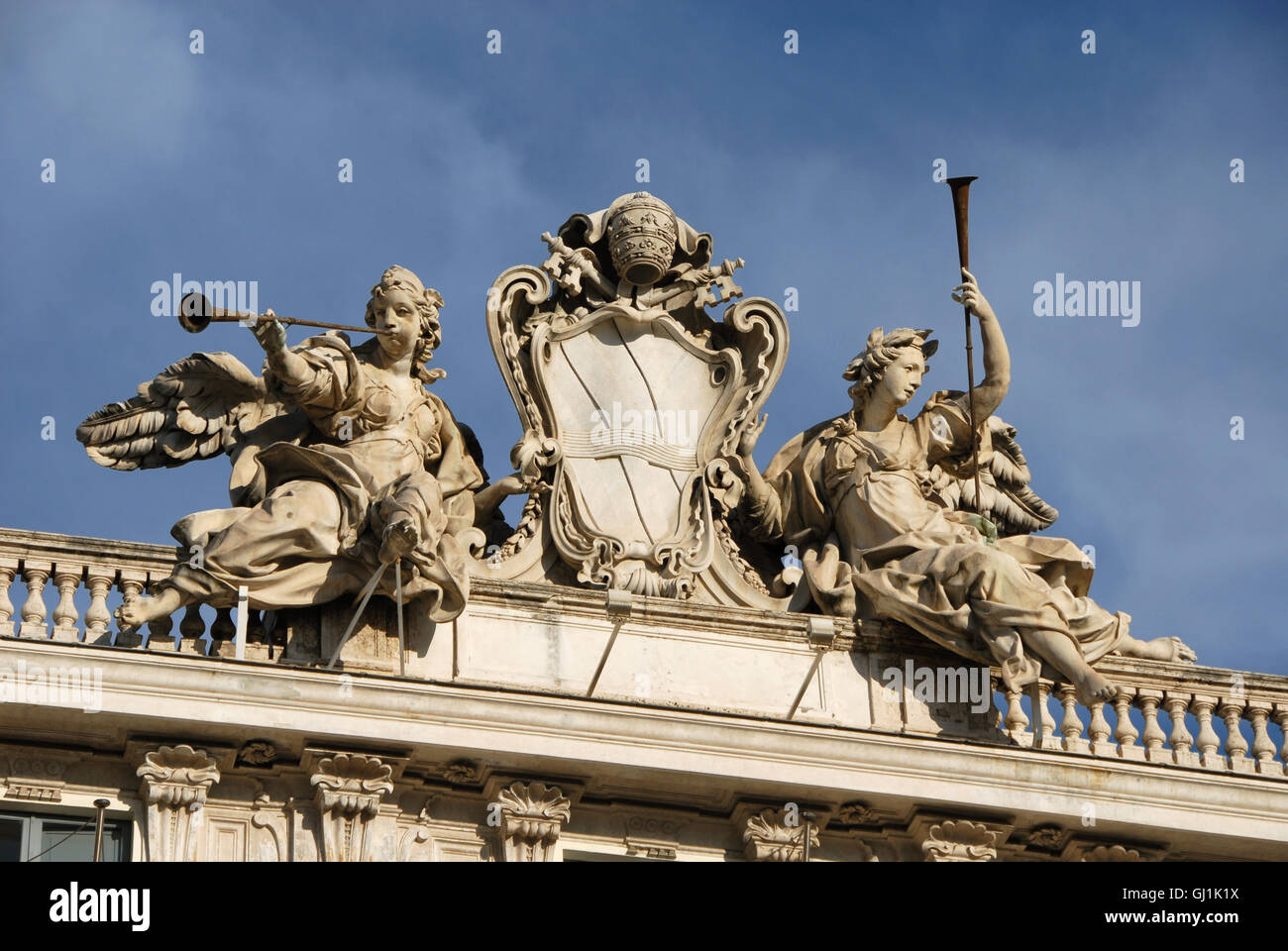 Papa Clemente XII Corsini (famiglia) emblema tra gli angeli con le trombe in piazza del Quirinale a Roma Foto Stock