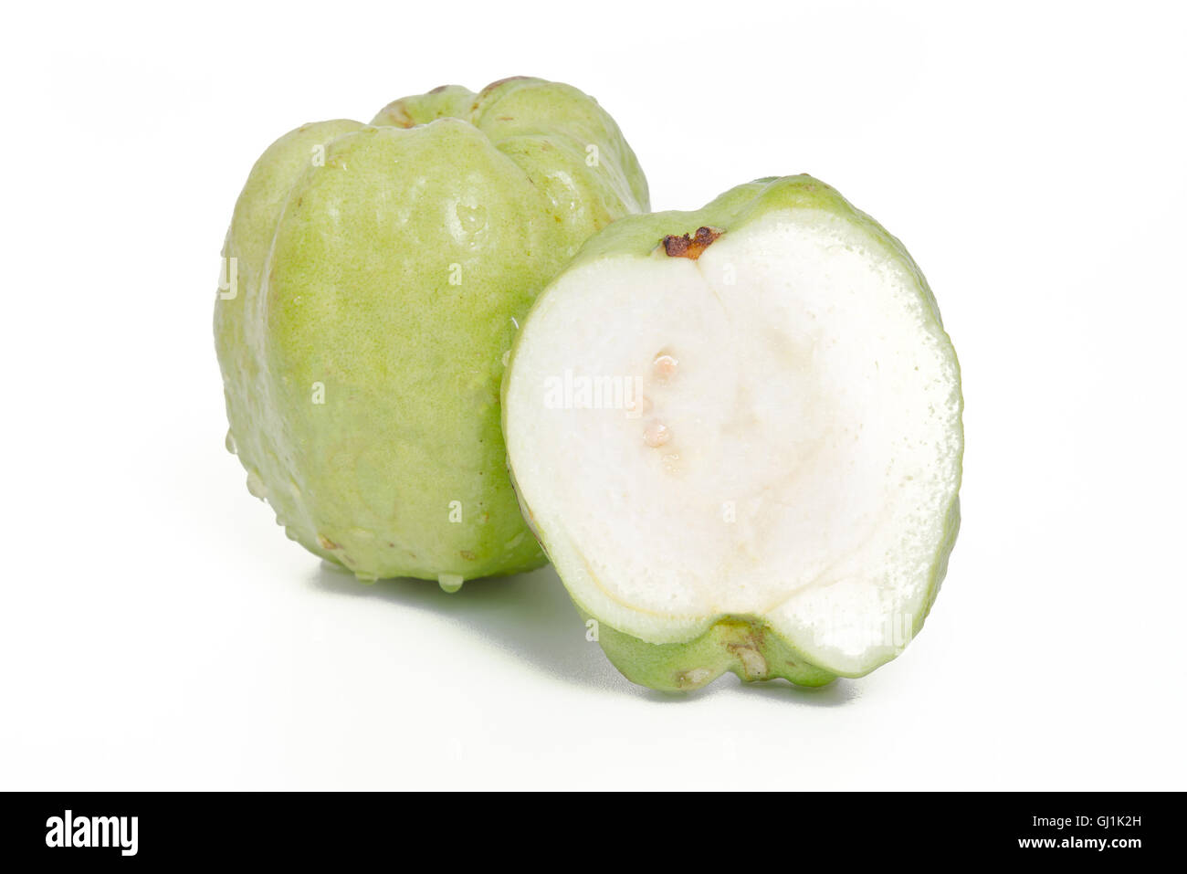 Frutto guava (chiamato anche come, Psidium guajava, limone guaiava, guayaba, Arawak guayabo, Subergine, comune di guava) isolato su bianco b Foto Stock