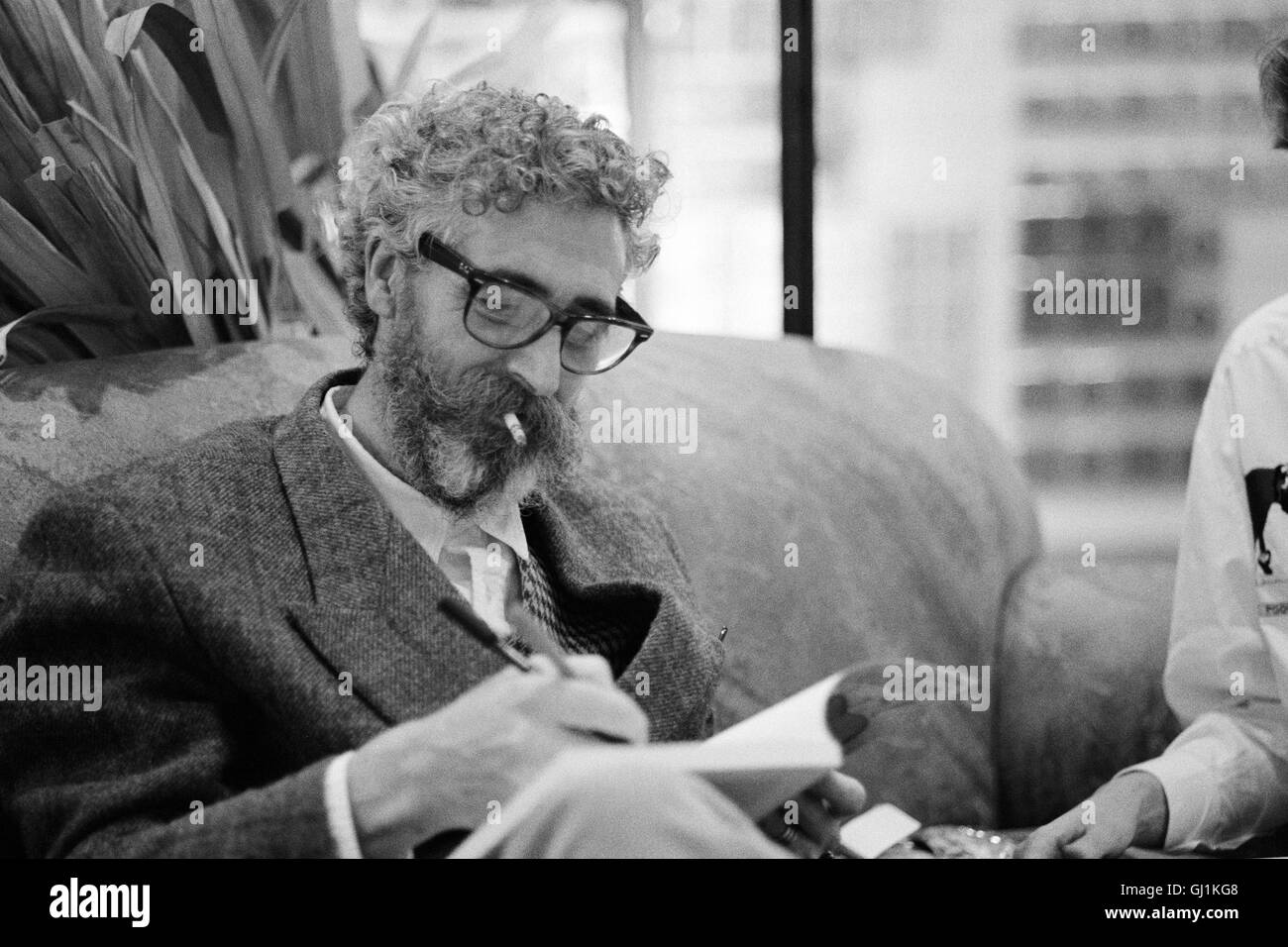 John Byrne, drammaturgo scozzese e artista firma libri a volumi Bookshop, Queen Street, Glasgow 1990 Foto Stock
