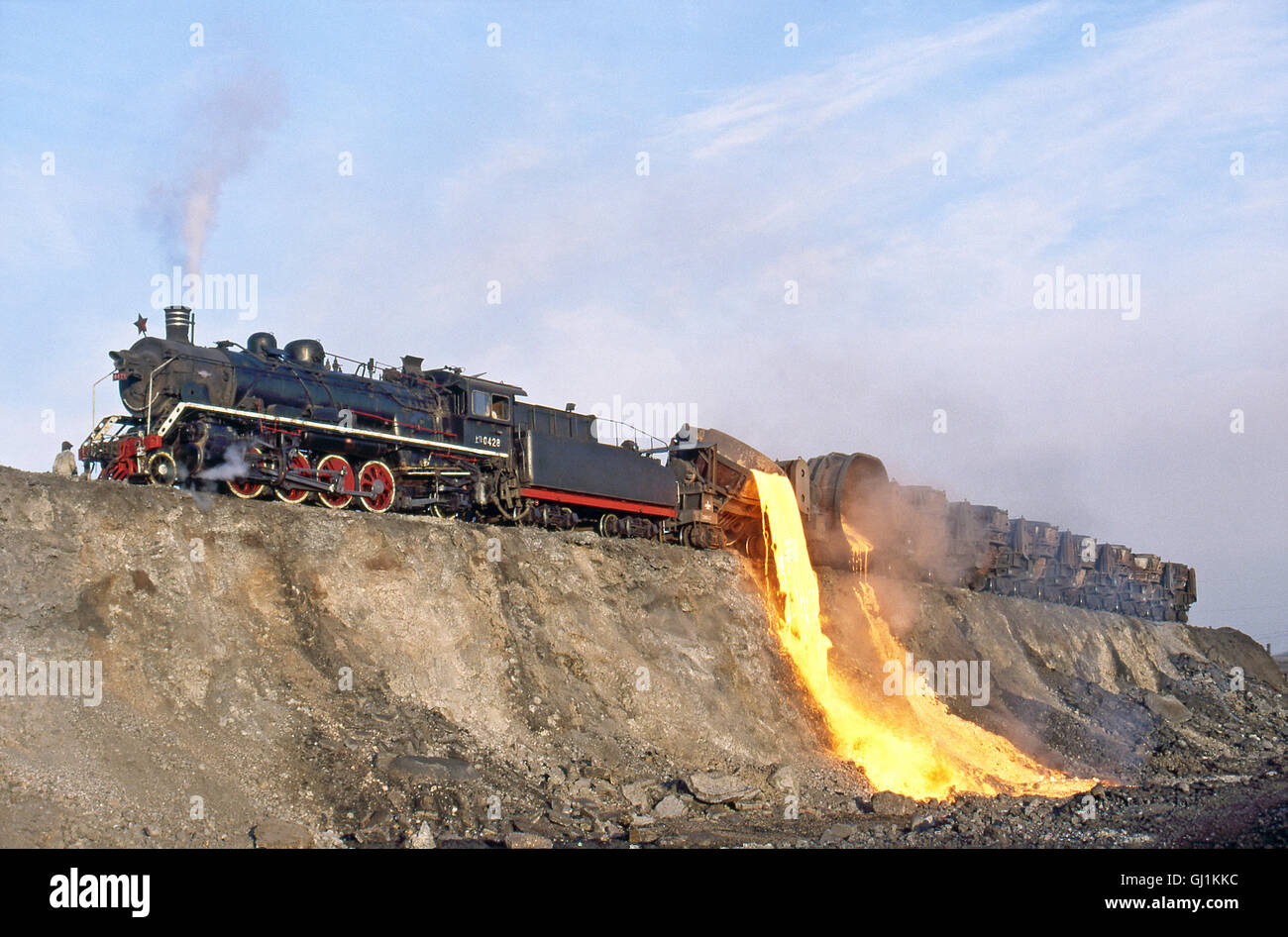 Un industriale classe SY Mikado 2-8-2 su scorie-ribaltamento dei dazi a Anshan il ferro e acciaio di capitale della Cina, settembre 1985. Foto Stock