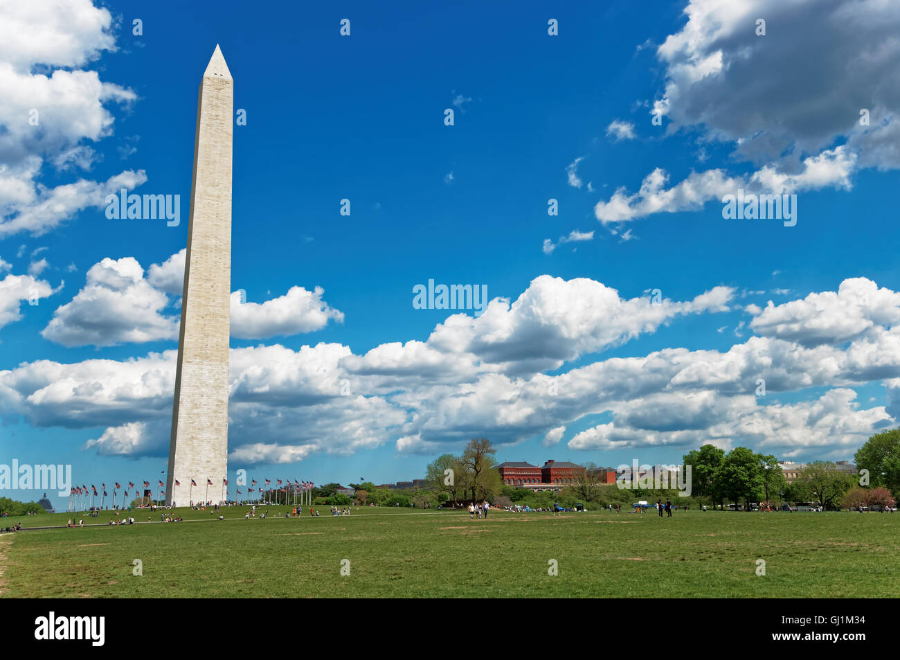 Monumento del presidente George Washington è stato illustrato nel corso di una giornata di sole. Turisti e altre persone gode di un clima ottimo. Foto Stock