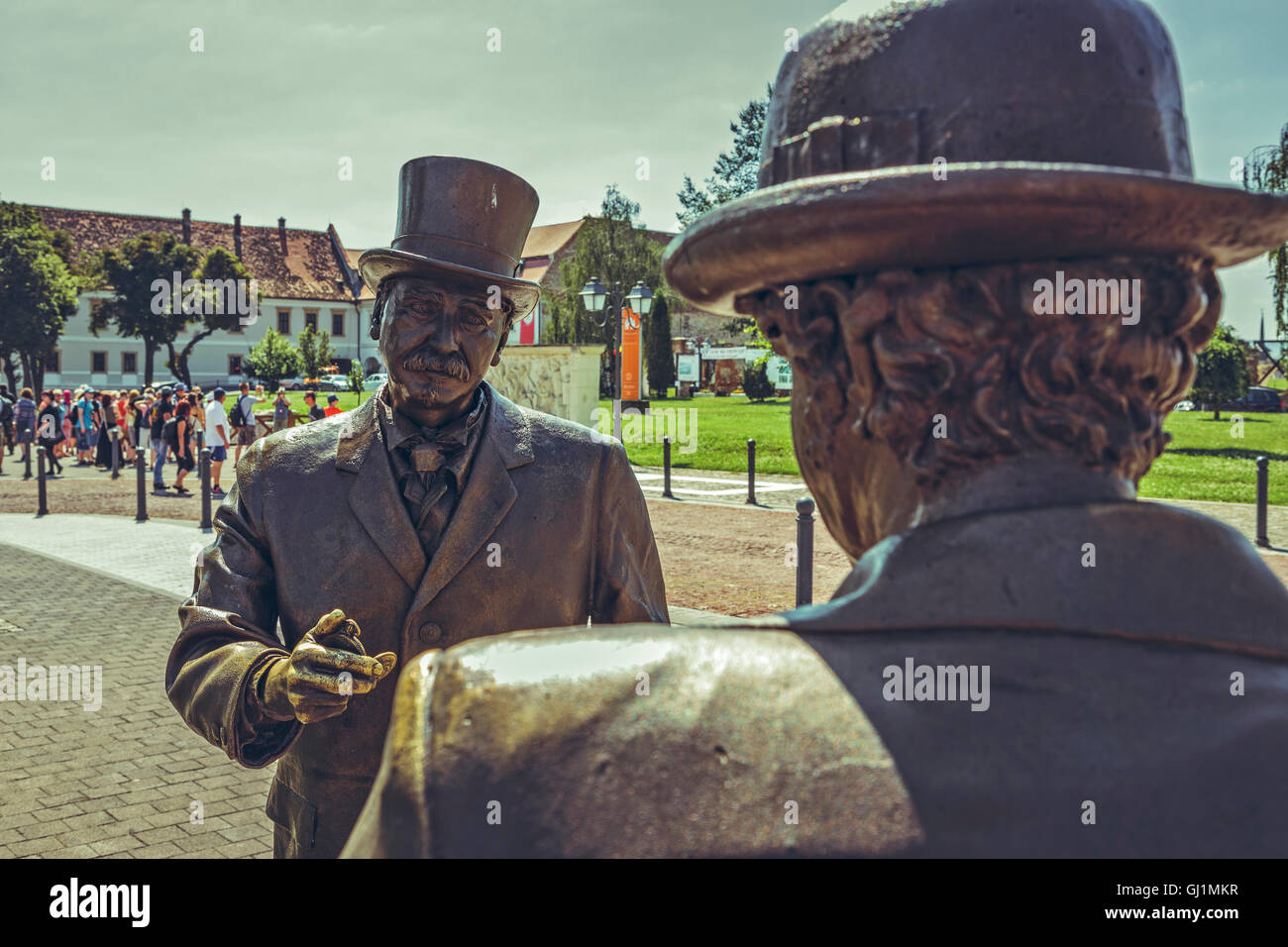 Alba Iulia, Romania - 24 Luglio 2016: Statue di bronzo in Alba Carolina Piazza Cittadella raffigurante due città folks con topper avente Foto Stock