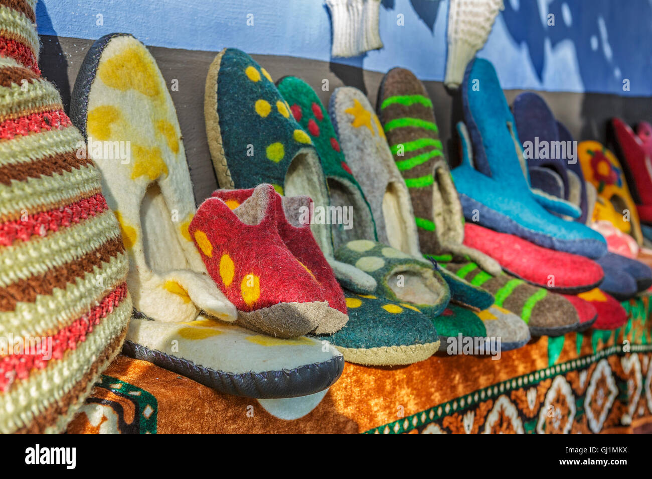 Colorata lana fatti a mano e pantofole in feltro esposti ad una  tradizionale fiera della Transilvania nel villaggio di Viscri, Romania Foto  stock - Alamy