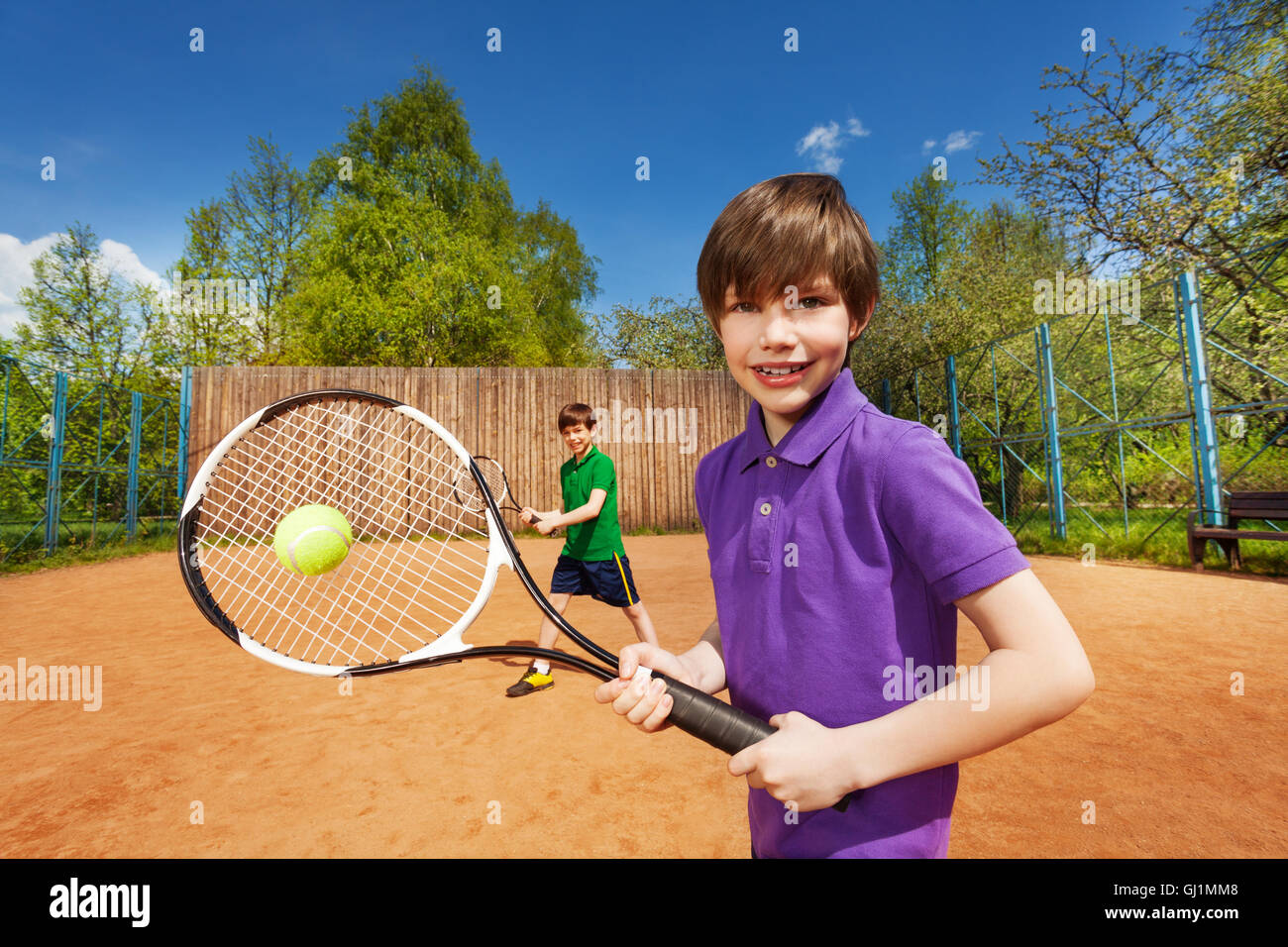 Team sportivo di due ragazzi in attesa palla da tennis Foto Stock