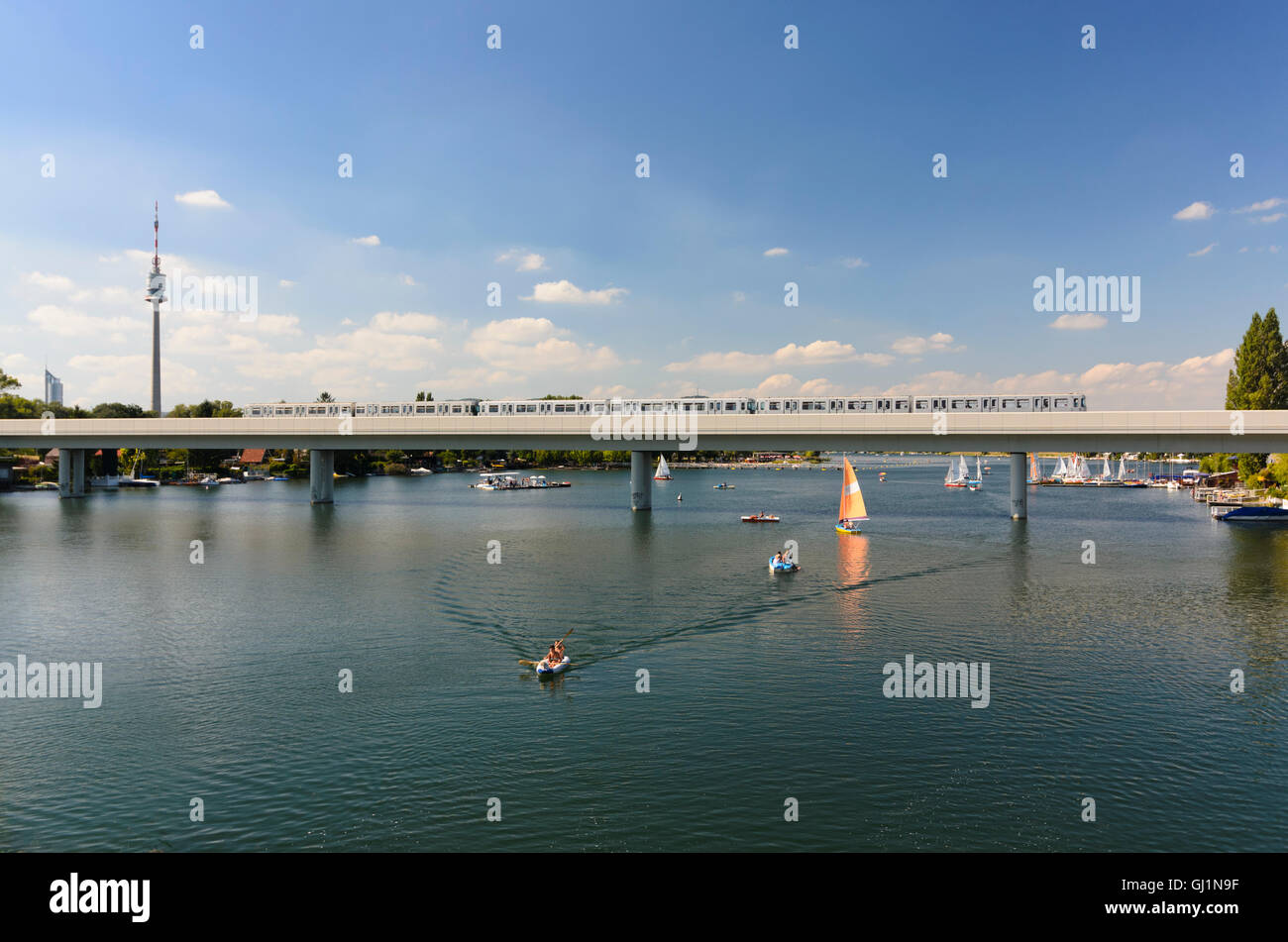 Wien, Vienna: Ponte della metro linea 1 sul Vecchio Danubio con barche e Torre del Danubio, Austria, Wien, 22. Foto Stock