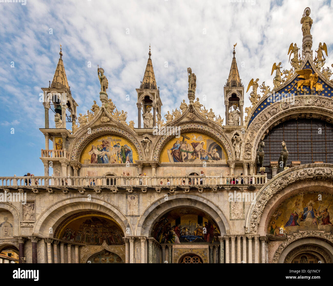 La facciata esterna del la basilica di San Marco con golden mosaiced gables e scolpito statue in pietra. Venezia, Italia. Foto Stock
