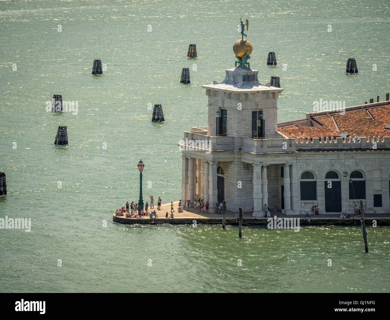 Vista aerea di Punta della Dogana con il suo tetto statua della Fortuna, Dogana da mar, Venezia, Italia Foto Stock