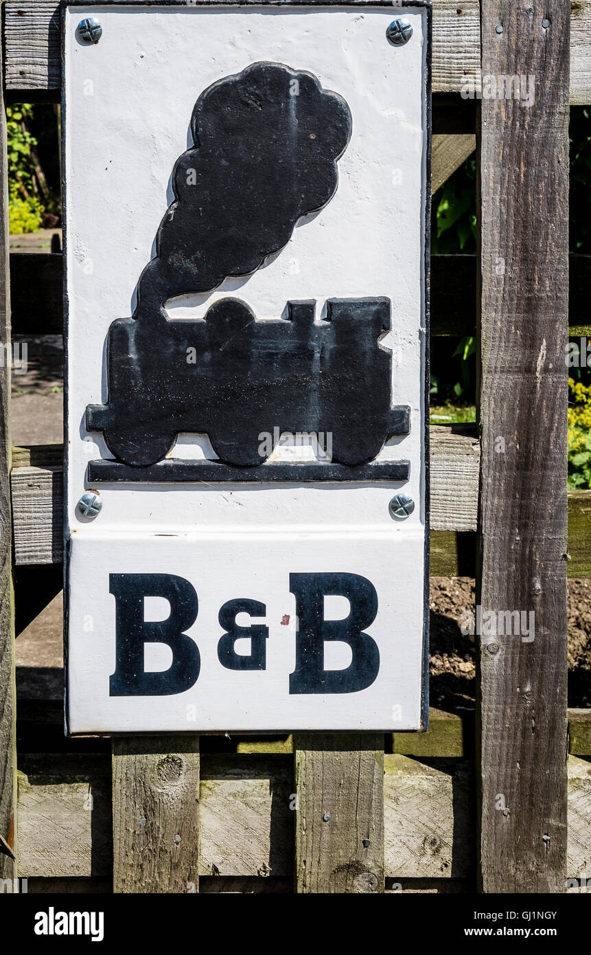 Segno che identifica un privato Bed & Breakfast proprietà in Winchcombe vicino alla stazione ferroviaria Foto Stock