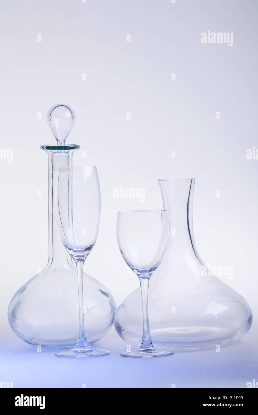 Decantatori vuoto con bicchiere di vino e il percorso di clipping su luce-sfondo blu. Foto Stock