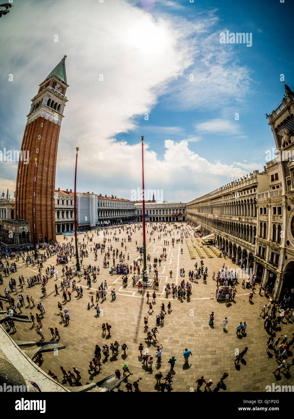 Fisheye girato dalla loggia o balcone della Basilica di San Marco, della piazza turistica sottostante e vicino campanile. Venezia Foto Stock