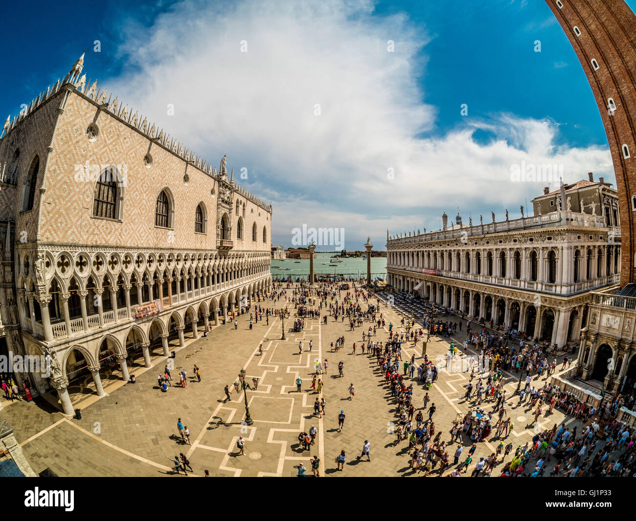 Fisheye colpo di Palazzo Ducale, Biblioteca Marciana e la Piazzetta di San Marco guardando verso il molo. Foto Stock