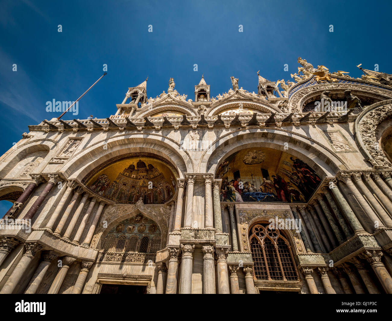 Due dei cinque grandi portali d'ingresso della facciata ovest di la basilica di San Marco. Venezia, Italia. Foto Stock