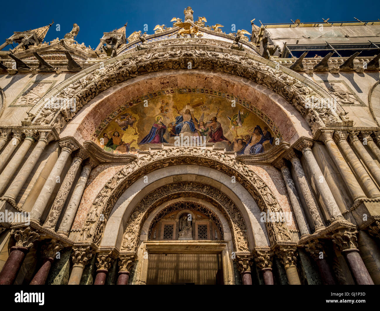 Uno dei cinque grandi portali d'ingresso della facciata ovest di la basilica di San Marco. Venezia, Italia. Foto Stock