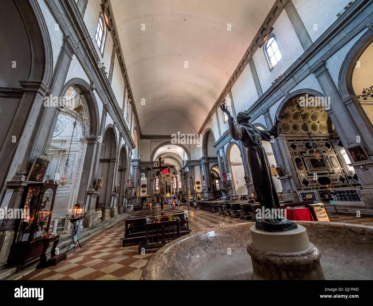 Corridoio interno, altare, font e banchi in legno di San Francesco della Vigna,Venezia, Italia. Foto Stock