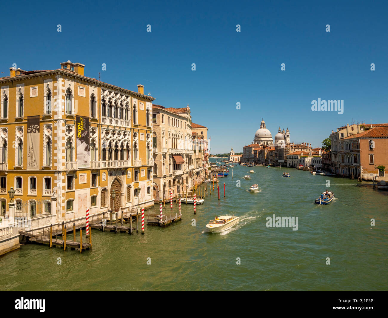 Palazzo Cavalli-Franchetti e il Grand Canal, Venezia, con la cupola di Santa Maria della Salute in distanza. Foto Stock