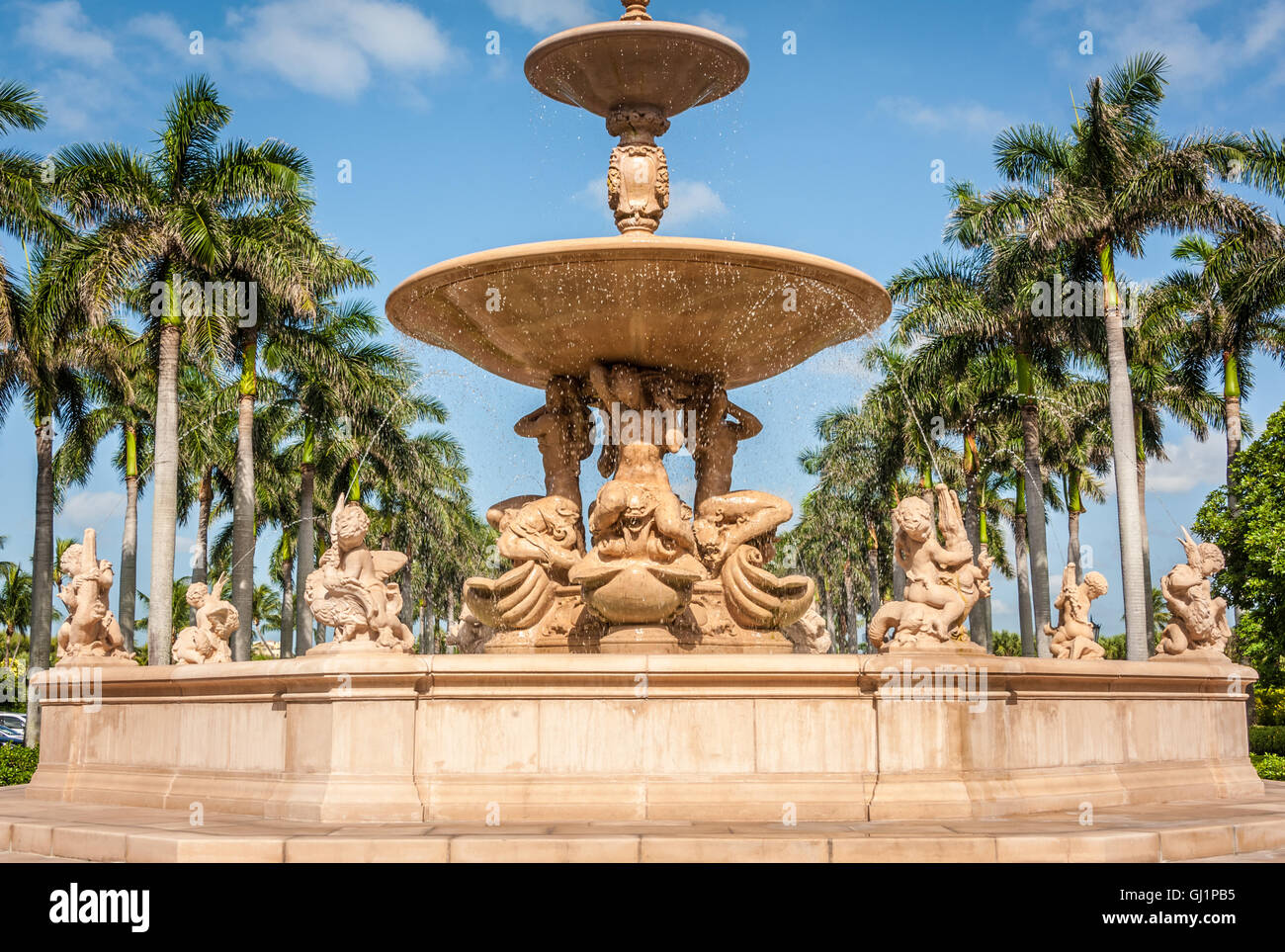 Punto di riferimento iconico stile fiorentino fontana di fronte al Breakers Resort in Palm Beach, Florida, Stati Uniti d'America. Foto Stock