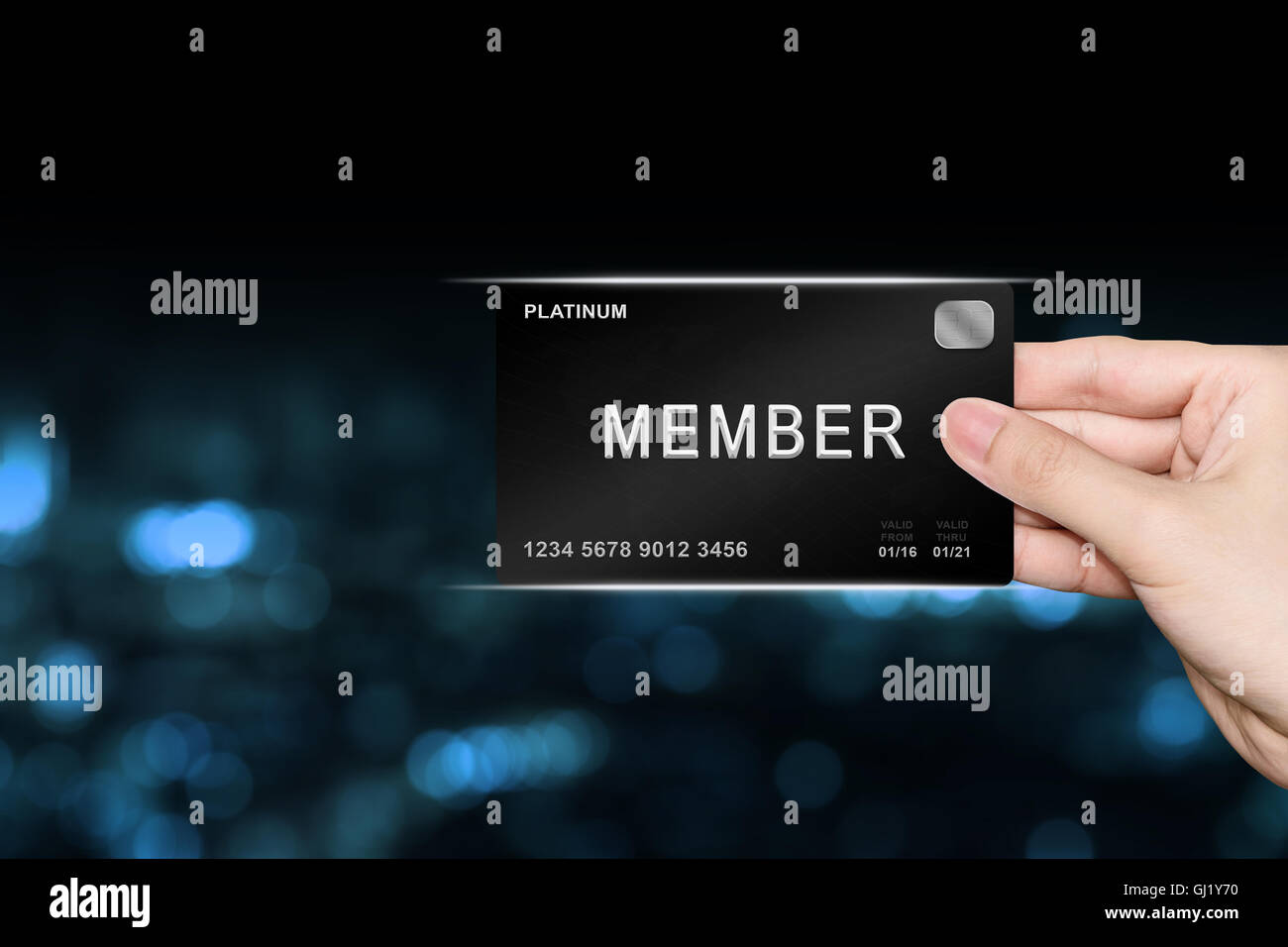 Raccolta a mano membro platinum card su blur sullo sfondo Foto Stock