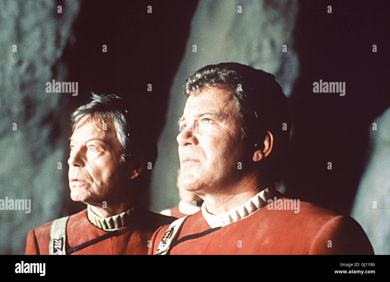 STAR TREK III - Auf der Suche nach il sig. SPOCK Star Trek III - Alla ricerca di Spock USA 1984 - Leonard Nimoy Spock hat im Kampf um die Wunderwaffe 'GENESIS' sein Leben verloren. Unter dem Einfluss der Genesis-Wirkung wird er jedoch wieder regeneriert und in ein lebendes Wesen verwandelt. Bei diesem Prozess ist sein Geist auf Abwege geraten und befindet sich nun im Körper des reichlich verwirrten Dr McCoy. Szene mit togliere Kelley (McCoy) und William Shatner (Kirk) Regie: Leonard Nimoy aka. Star Trek III - Alla ricerca di Spock Foto Stock