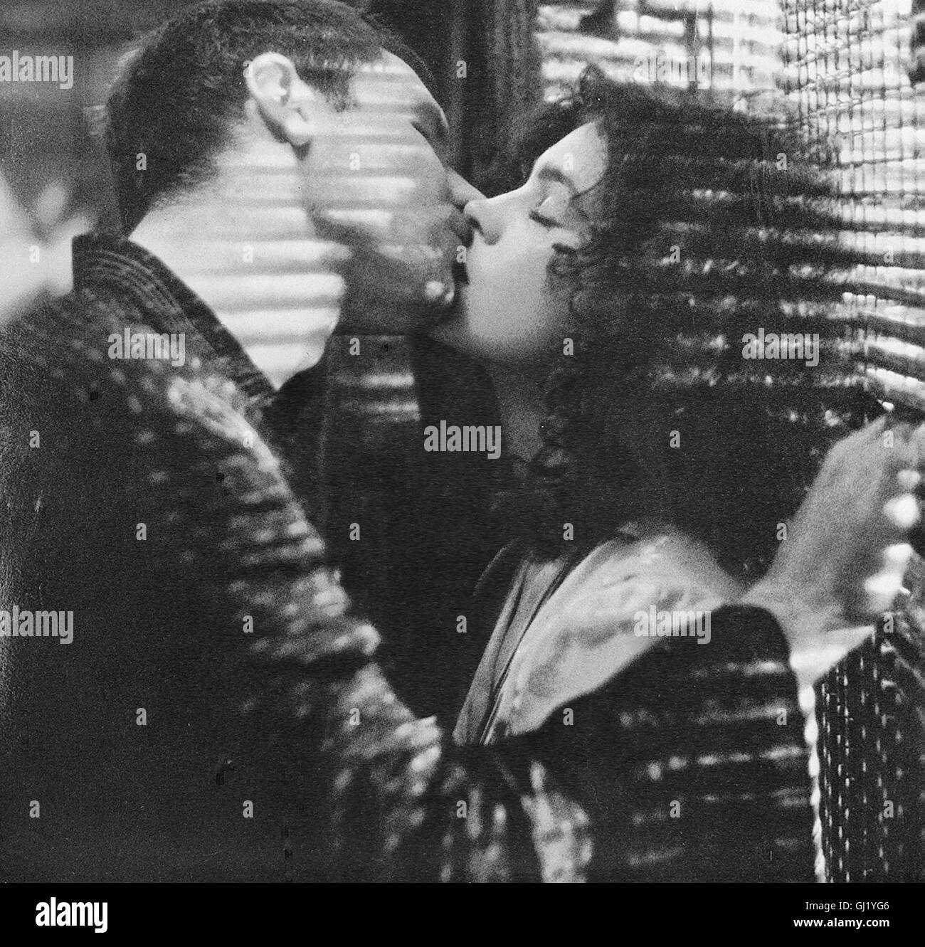 BLADE RUNNER Los Angeles, 2019: Rick Deckard (Harrison Ford) ist ein "Blade Runner", ein Polizist, der untergetauchte 'Replikanten' jagt künstlich hergestellte Menschen, die Nur für vier Jahre sind programmiert und plötzlich einen Überlebensdrang entwickeln. Rick gerät in einen Konflikt, als er sich in die schöne Replikantin Rachael (SEAN GIOVANI) verliebt. Regie: Ridley Scott aka. Blade Runner Foto Stock