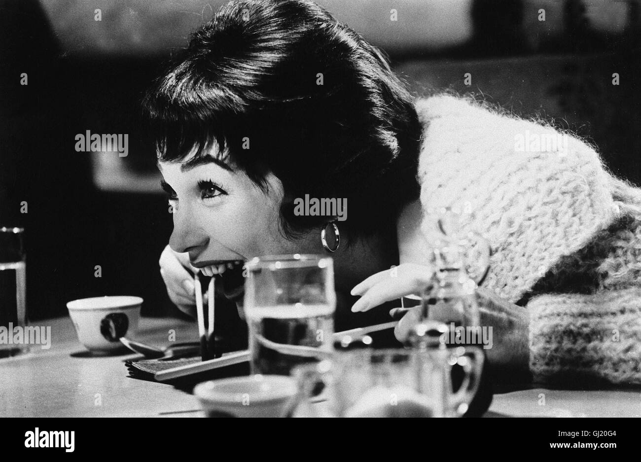Shirley MacLaine, Essen Trinken, Beugen, Tisch, HONORAR UND BELEGE: Regno archivi Regie: Robert Wise aka. Due per l'altalena Foto Stock