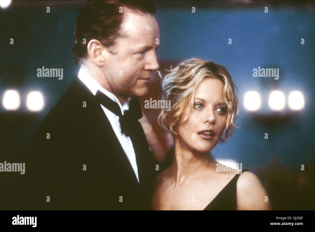 LEBENSZEICHEN In der Ehe der Bowmans kriselt es. Alice Bowman (MEG RYAN) wäre lieber in den USA und nicht in Kolumbien, wo ihr Mann Peter (DAVID MORSE) als Ingenieur arbeitet. Eines morgens, nach einem Streit mit Alice, wird Peter, auf dem Weg zur Arbeit, von guerriglieri entführt. Die rapitore fordern drei Millionen Dollar. Doch die Firma ihres Mannes hat die Versicherung für solche Fälle schon vor Monaten gekündigt. Da die Behörden einheimische auch nicht gerade vertrauenerweckend sind, erklärt sich Terry Thorne, ein Spezialist für Kidnapping-Fälle, bereit, Alice zu helfen und mit den Foto Stock